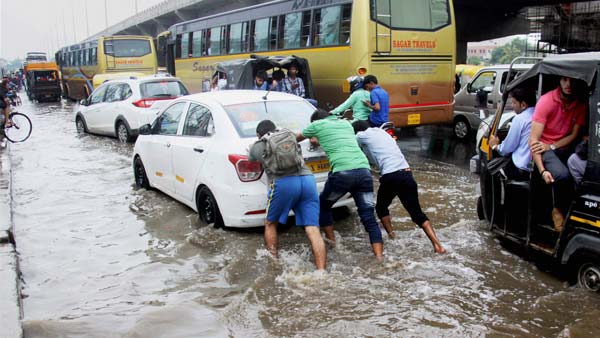 மழை வெள்ள நீரில் நீங்கள் காரில் செல்லும் போது இதை எல்லாம் செய்யாதீங்க...