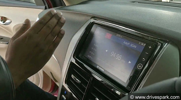 லக்ஸரி கார்களின் சொகுசு வசதிகளுடன் கிடைக்கும் மலிவான விலை கார்களின் பட்டியல்...!!! 