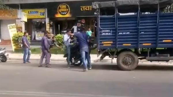 டூவீலருடன் சேர்த்து 'வாலிபரையும்' அலேக்காக பறிமுதல் செய்த வினோதம்...!!! புனே துரைசிங்கத்துக்கு ஆப்பு...!!!