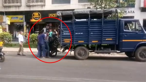 டூவீலருடன் சேர்த்து 'வாலிபரையும்' அலேக்காக பறிமுதல் செய்த வினோதம்...!!! புனே துரைசிங்கத்துக்கு ஆப்பு...!!!