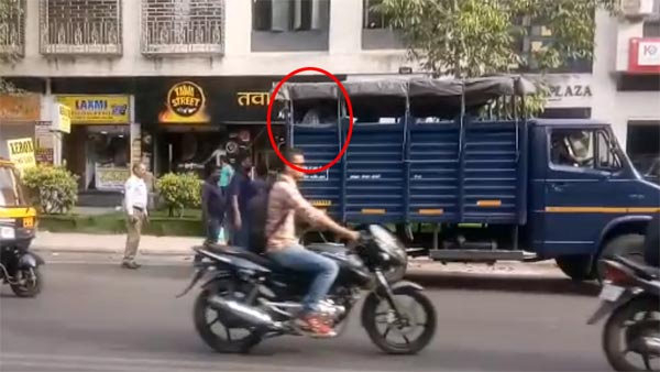 டூவீலருடன் சேர்த்து 'வாலிபரையும்' அலேக்காக பறிமுதல் செய்த வினோதம்...!!! புனே துரைசிங்கத்துக்கு ஆப்பு...!!!