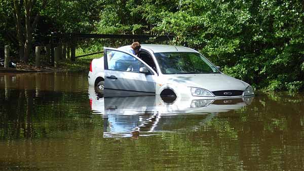 மழைக்காலத்தில் கார்களை பாதுகாப்பது எப்படி? என்னென்ன பொருட்கள் காரில் இருக்க வேண்டும்? 