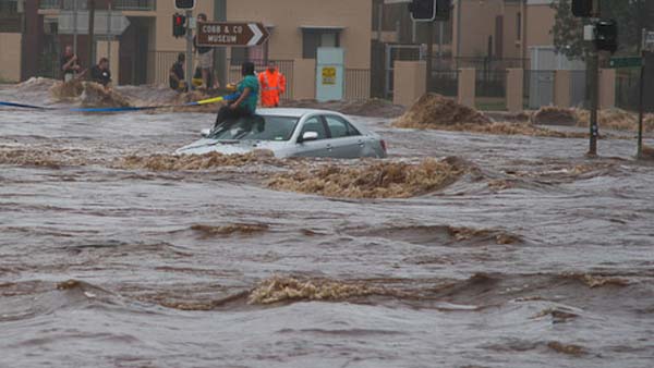 மழைக்காலத்தில் கார்களை பாதுகாப்பது எப்படி? என்னென்ன பொருட்கள் காரில் இருக்க வேண்டும்? 