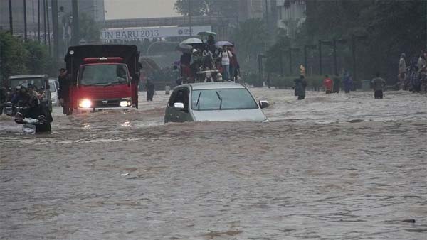 மழைக்காலத்தில் கார்களை பாதுகாப்பது எப்படி? என்னென்ன பொருட்கள் காரில் இருக்க வேண்டும்? 
