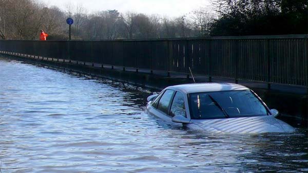 மழைக்காலத்தில் கார்களை பாதுகாப்பது எப்படி? என்னென்ன பொருட்கள் காரில் இருக்க வேண்டும்? 
