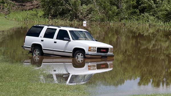 மழைக்காலத்தில் கார்களை பாதுகாப்பது எப்படி? என்னென்ன பொருட்கள் காரில் இருக்க வேண்டும்? 