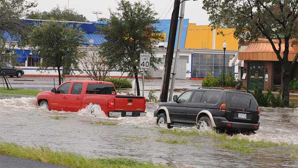 மழைக்காலத்தில் கார்களை பாதுகாப்பது எப்படி? என்னென்ன பொருட்கள் காரில் இருக்க வேண்டும்? 