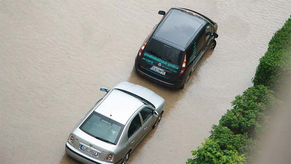 மழைக்காலத்தில் கார்களை பாதுகாப்பது எப்படி? என்னென்ன பொருட்கள் காரில் இருக்க வேண்டும்? 