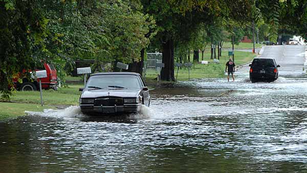 மழைக்காலத்தில் கார்களை பாதுகாப்பது எப்படி? என்னென்ன பொருட்கள் காரில் இருக்க வேண்டும்? 