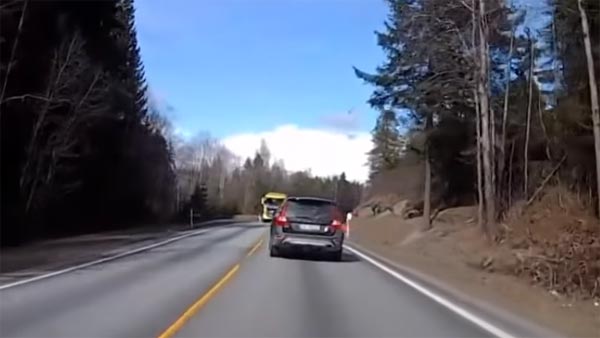 லாரி மீது மோதிய வால்வோ கார்; எந்தவித காயமும் இன்றி தப்பிய டிரைவர் - அதிர்ச்சி வீடியோ 