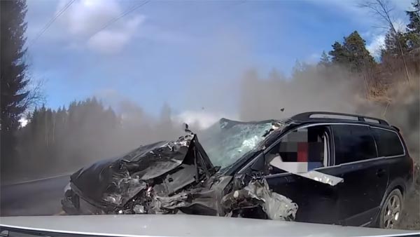 லாரி மீது மோதிய வால்வோ கார்; எந்தவித காயமும் இன்றி தப்பிய டிரைவர் - அதிர்ச்சி வீடியோ 