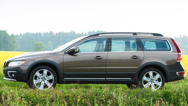 லாரி மீது மோதிய வால்வோ கார்; எந்தவித காயமும் இன்றி தப்பிய டிரைவர் - அதிர்ச்சி வீடியோ 