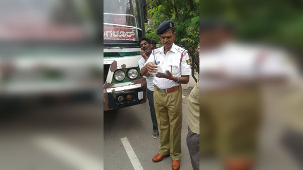 இனி யாருக்காவது 'லிப்ட்' கொடுத்தால் உங்கள் லைசென்ஸ் பறிமுதல் செய்யப்படும்.. இப்படி ஒரு சட்டமா? 