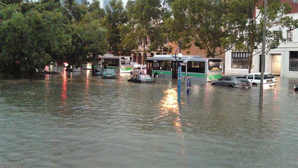 ஓவர் கான்பிடன்ஸ் உடம்புக்கு ஆகாது.. தன் நிறுவனத்தின் காரை பாராட்டியவருக்கு ஆனந்த் மஹிந்திரா பதில் ஓவர் கான்பிடன்ஸ் உடம்புக்கு ஆகாது.. தன் நிறுவனத்தின் காரை பாராட்டியவருக்கு ஆனந்த் மஹிந்திரா பதில்