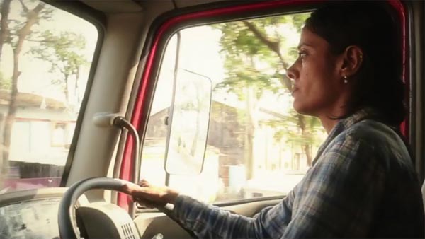 தன் கணவர் விட்டு சென்ற லாரி டிரைவர் பணியை பல ஆண்டுகளாக தொடரும் 