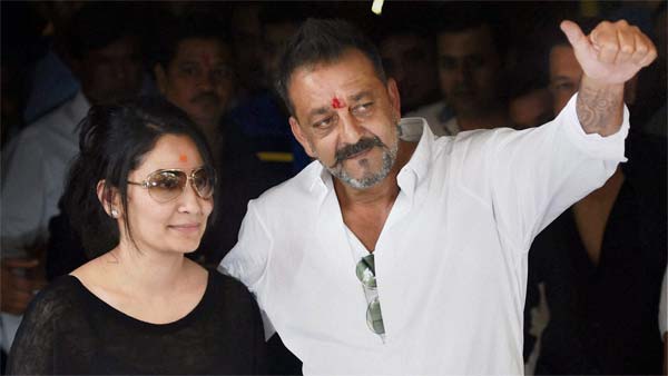 நம்ம ஊரு அம்மணிகள் பயன்படுத்தும் ரோல்ஸ் ராய்ஸ் காரின் விலையை கேட்டால் ஒரு நிமிஷம் தலை சுத்தும்..