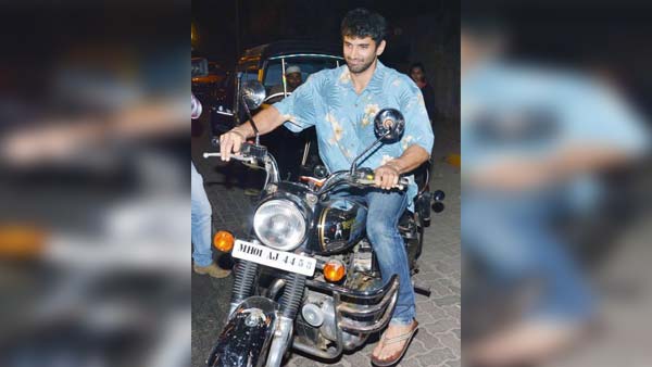 காலா வில்லன், மோகன்லால் மட்டுமல்ல.. வெளிநாட்டு பிரபலங்களையும் மயக்கும் இந்தியாவின் ராயல் என்பீல்டு காலா வில்லன், மோகன்லால் மட்டுமல்ல.. வெளிநாட்டு பிரபலங்களையும் மயக்கும் இந்தியாவின் ராயல் என்பீல்டு