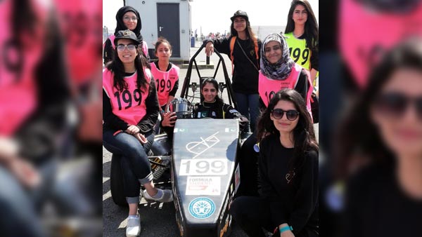 இந்திய பசங்களுக்கு போட்டியாக ரேஸ் காரில் சீறிப்பாய்ந்த பாகிஸ்தான் மாணவிகள்.. பிரதமரும் உதவினார்.. 