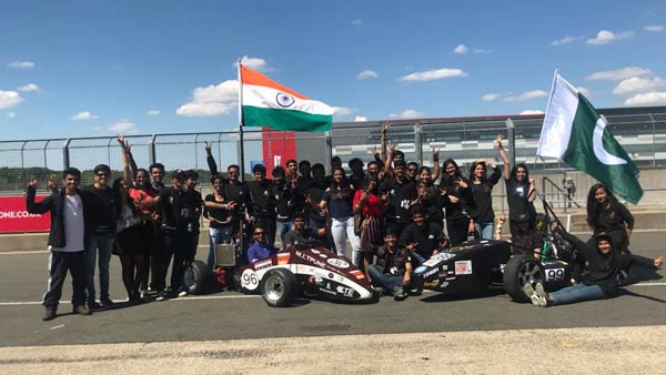 இந்திய பசங்களுக்கு போட்டியாக ரேஸ் காரில் சீறிப்பாய்ந்த பாகிஸ்தான் மாணவிகள்.. பிரதமரும் உதவினார்.. 