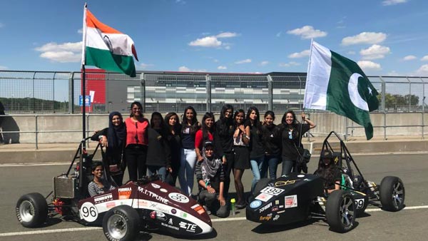 இந்திய பசங்களுக்கு போட்டியாக ரேஸ் காரில் சீறிப்பாய்ந்த பாகிஸ்தான் மாணவிகள்.. பிரதமரும் உதவினார்.. 