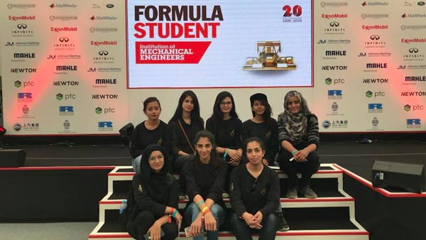 இந்திய பசங்களுக்கு போட்டியாக ரேஸ் காரில் சீறிப்பாய்ந்த பாகிஸ்தான் மாணவிகள்.. பிரதமரும் உதவினார்.. 