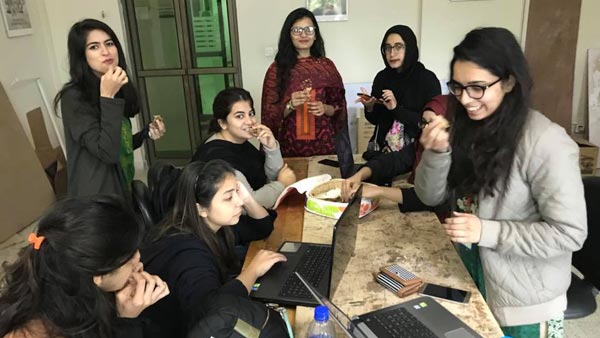 இந்திய பசங்களுக்கு போட்டியாக ரேஸ் காரில் சீறிப்பாய்ந்த பாகிஸ்தான் மாணவிகள்.. பிரதமரும் உதவினார்.. 