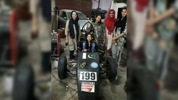 இந்திய பசங்களுக்கு போட்டியாக ரேஸ் காரில் சீறிப்பாய்ந்த பாகிஸ்தான் மாணவிகள்.. பிரதமரும் உதவினார்.. 