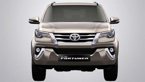 இன்னோவா காரால் பாதிக்கப்பட்டது நாஞ்சில் சம்பத் மட்டுமல்ல.. சூப்பர் ஸ்டார் ரஜினியும்தான்...