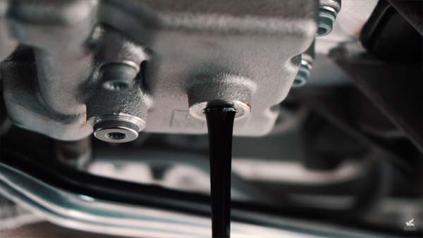 இந்த காருக்கு ஆயில் மாற்ற ரூ15 லட்சம் செலவு; இதுக்கு புது காரே வாங்கிறலாமே 