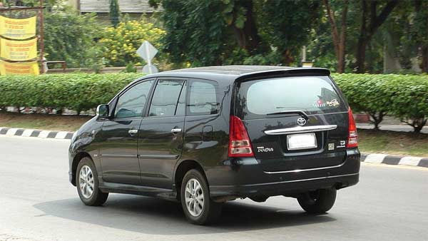 இன்னோவா காரால் பாதிக்கப்பட்டது நாஞ்சில் சம்பத் மட்டுமல்ல.. சூப்பர் ஸ்டார் ரஜினியும்தான்...