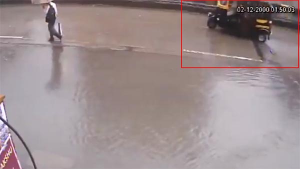 பைக்கில் இருந்து தவறி விழுந்த பெண்; பஸ் வீல் ஏறி துடிதுடித்து பலியான பரிதாபம்- வீடியோ பைக்கில் இருந்து தவறி விழுந்த பெண்; பஸ் வீல் ஏறி துடிதுடித்து பலியான பரிதாபம்- வீடியோ