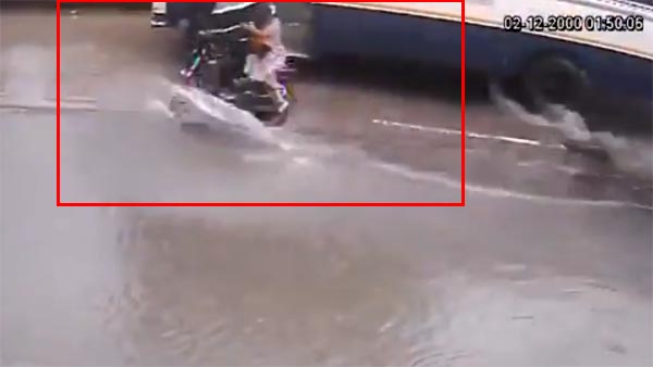 பைக்கில் இருந்து தவறி விழுந்த பெண்; பஸ் வீல் ஏறி துடிதுடித்து பலியான பரிதாபம்- வீடியோ பைக்கில் இருந்து தவறி விழுந்த பெண்; பஸ் வீல் ஏறி துடிதுடித்து பலியான பரிதாபம்- வீடியோ