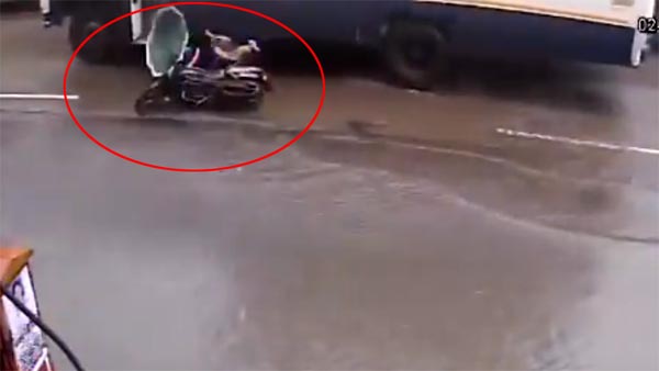 பைக்கில் இருந்து தவறி விழுந்த பெண்; பஸ் வீல் ஏறி துடிதுடித்து பலியான பரிதாபம்- வீடியோ பைக்கில் இருந்து தவறி விழுந்த பெண்; பஸ் வீல் ஏறி துடிதுடித்து பலியான பரிதாபம்- வீடியோ