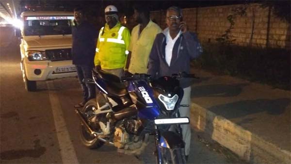 பெட்ரோல், டீசல் வாகனங்களுக்கு இனி தனித்தனி கலர் ஸ்டிக்கர்கள் ஓட்ட வேண்டும் பெட்ரோல், டீசல் வாகனங்களுக்கு இனி தனித்தனி கலர் ஸ்டிக்கர்கள் ஓட்ட வேண்டும்