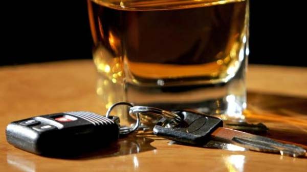 காரில் மது அருந்தினால் கைது.. 'நீ முதல்ல ஒயின்ஷாப்ப மூடுயா' என பிஜிலி ரமேஷ் ஸ்டைலில் பேச முடியாது.. காரில் மது அருந்தினால் கைது.. 'நீ முதல்ல ஒயின்ஷாப்ப மூடுயா' என பிஜிலி ரமேஷ் ஸ்டைலில் பேச முடியாது..