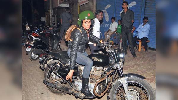 காலா வில்லன், மோகன்லால் மட்டுமல்ல.. வெளிநாட்டு பிரபலங்களையும் மயக்கும் இந்தியாவின் ராயல் என்பீல்டு காலா வில்லன், மோகன்லால் மட்டுமல்ல.. வெளிநாட்டு பிரபலங்களையும் மயக்கும் இந்தியாவின் ராயல் என்பீல்டு