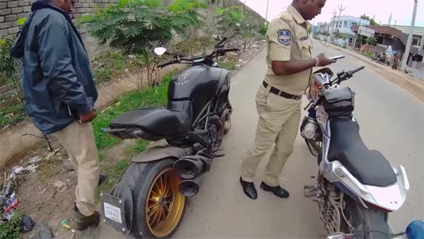 டுகாட்டி பைக்கை அஜீத் போல் ஓட்டும் ஆசையில் விதி மீறிய போலீஸ்காரர்! என்னதான் இருந்தாலும் தல போல வருமா?