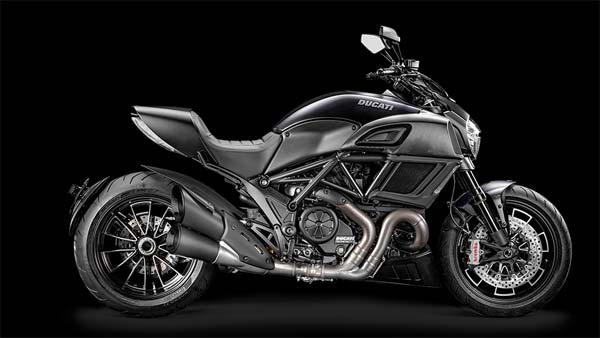 டுகாட்டி பைக்கை அஜீத் போல் ஓட்டும் ஆசையில் விதி மீறிய போலீஸ்காரர்! என்னதான் இருந்தாலும் தல போல வருமா?