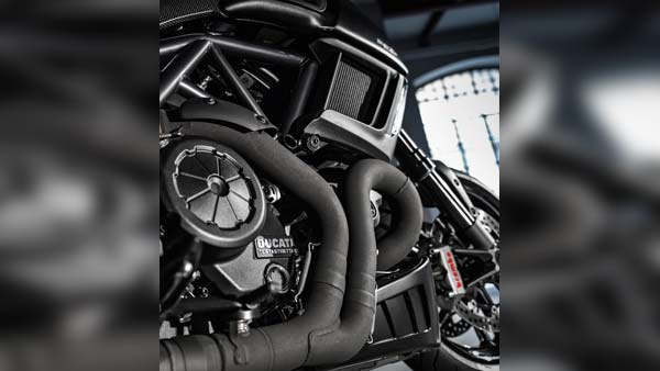 டுகாட்டி பைக்கை அஜீத் போல் ஓட்டும் ஆசையில் விதி மீறிய போலீஸ்காரர்! என்னதான் இருந்தாலும் தல போல வருமா?