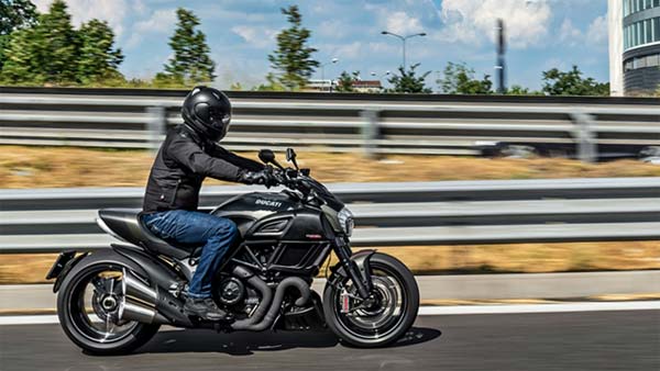 டுகாட்டி பைக்கை அஜீத் போல் ஓட்டும் ஆசையில் விதி மீறிய போலீஸ்காரர்! என்னதான் இருந்தாலும் தல போல வருமா?