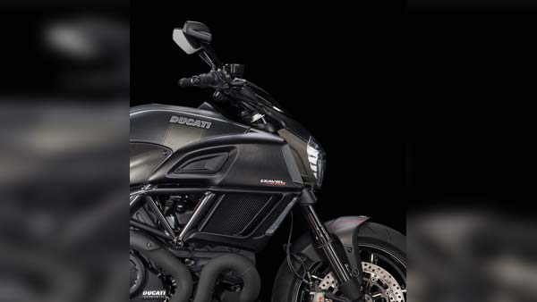 டுகாட்டி பைக்கை அஜீத் போல் ஓட்டும் ஆசையில் விதி மீறிய போலீஸ்காரர்! என்னதான் இருந்தாலும் தல போல வருமா?