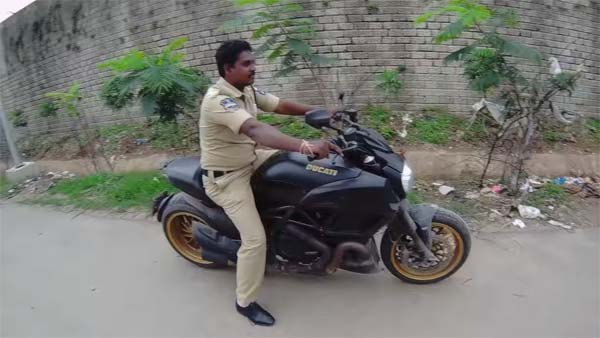 டுகாட்டி பைக்கை அஜீத் போல் ஓட்டும் ஆசையில் விதி மீறிய போலீஸ்காரர்! என்னதான் இருந்தாலும் தல போல வருமா?
