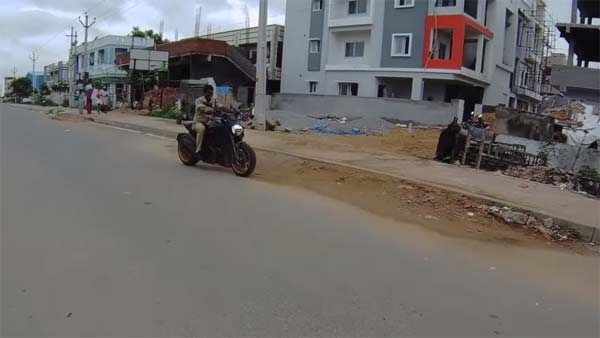 டுகாட்டி பைக்கை அஜீத் போல் ஓட்டும் ஆசையில் விதி மீறிய போலீஸ்காரர்! என்னதான் இருந்தாலும் தல போல வருமா?