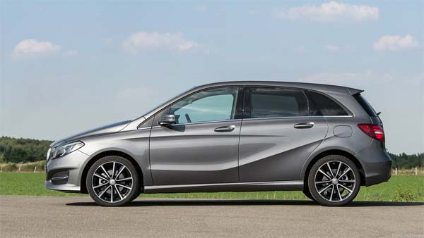 தமிழகத்தில் நெகிழ்ச்சி! பென்ஸ் கார் வாங்க வேண்டும் என்ற 8 வயது கனவை 88வது வயதில் நிறைவேற்றிய விவசாயி...