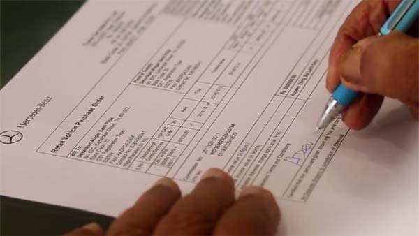 தமிழகத்தில் நெகிழ்ச்சி! பென்ஸ் கார் வாங்க வேண்டும் என்ற 8 வயது கனவை 88வது வயதில் நிறைவேற்றிய விவசாயி...