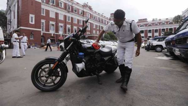 இன்னமும் டிவிஎஸ் பயன்படுத்தும் தமிழ்நாடு போலீஸ்.. குஜராத் போல் ஹார்லி டேவிட்சனுக்கு மாறுவது எப்போ? இன்னமும் டிவிஎஸ் பயன்படுத்தும் தமிழ்நாடு போலீஸ்.. குஜராத் போல் ஹார்லி டேவிட்சனுக்கு மாறுவது எப்போ?