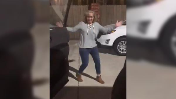 தமிழகத்தில் பரவும் கிகி சேலஞ்ச்.. ஓடும் காரில் இருந்து இறங்கி நடனம் ஆடுபவர்களுக்கு போலீஸ் எச்சரிக்கை