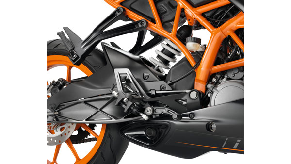 தண்ணீருக்குள் நீச்சல் அடிக்கும் கேடிஎம் பைக்; கேரளாவில் நடந்த சம்பவத்தின் வீடியோ