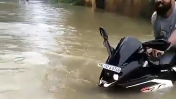 தண்ணீருக்குள் நீச்சல் அடிக்கும் கேடிஎம் பைக்; கேரளாவில் நடந்த சம்பவத்தின் வீடியோ