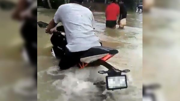 தண்ணீருக்குள் நீச்சல் அடிக்கும் கேடிஎம் பைக்; கேரளாவில் நடந்த சம்பவத்தின் வீடியோ